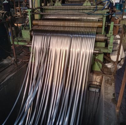 दर्पण सतह AISI 304 स्टेनलेस स्टील स्ट्रिप कॉइल्स 24ga स्लिट मिल एज